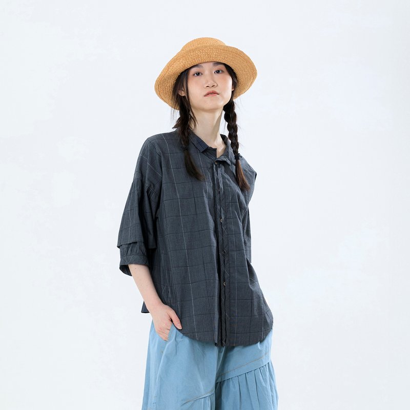 格線前長後短壓褶七分袖襯衫 - 女襯衫 - 棉．麻 灰色