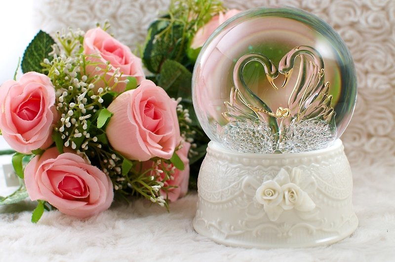 Double swan crystal ball music bell handmade glass lighting Valentine's Day wedding gift wedding arrangement - ของวางตกแต่ง - เครื่องลายคราม 