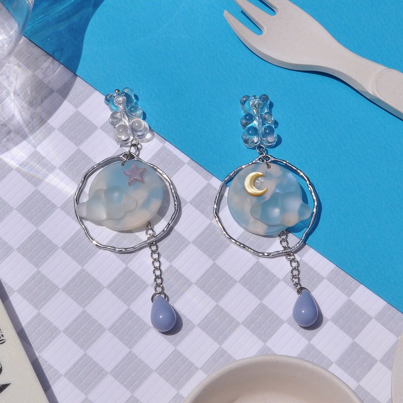 Translucent Blue Sky Bear Earrings/ Acrylic Earrings - ต่างหู - อะคริลิค 