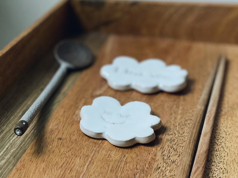 Clouds tell the mood, a hand-made ceramic chopstick holder - ตะเกียบ - ดินเผา ขาว