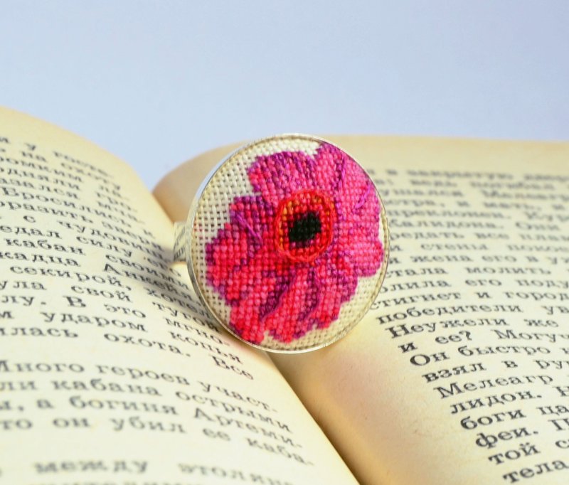Raspberry flower embroidered ring, Cross stitch magenta prom jewelry - แหวนทั่วไป - งานปัก สีม่วง