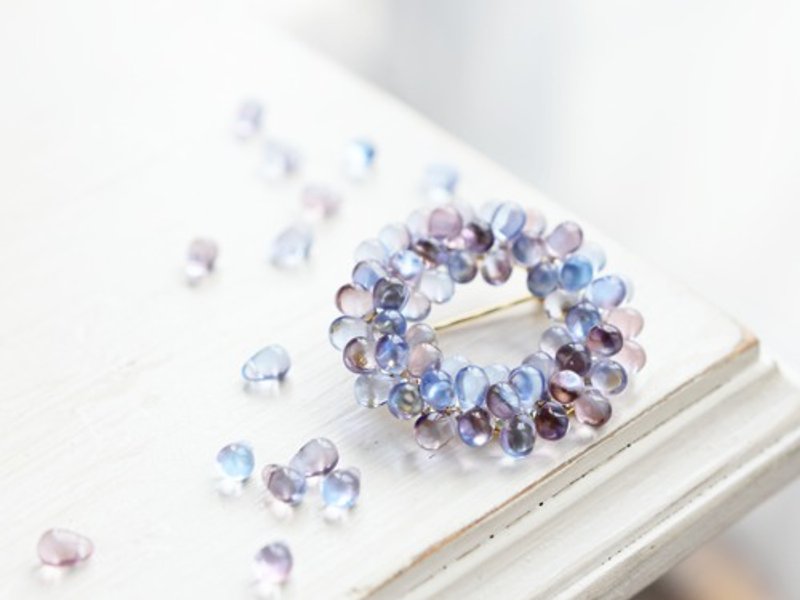 [Brooch, S size] Pre-dawn sky, dull color, hydrangea wreath - Brooches - Glass Purple