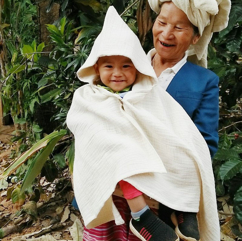 カレン民族の手刺繍バスポンチョ(ハンドタオル2枚付き)/ ガーゼ/ Hooded Bath Towel / 草木染め/ 出産祝いギフト/ Baby Shower - 彌月禮盒 - 棉．麻 白色