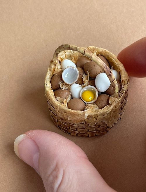 DOLLFOODS Doll miniature basket with eggs for playing with dolls, dollhouse, scale 1:12