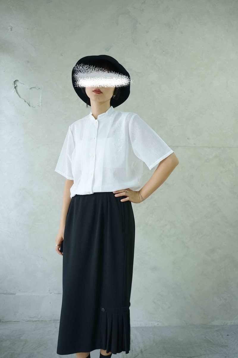 尋寶古著-素雅白色刺繡典雅壓褶立領透膚襯衫 - 女襯衫 - 聚酯纖維 白色
