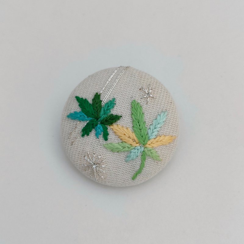 Green maple leaf mini embroidered brooch - เข็มกลัด - ผ้าฝ้าย/ผ้าลินิน สีเขียว