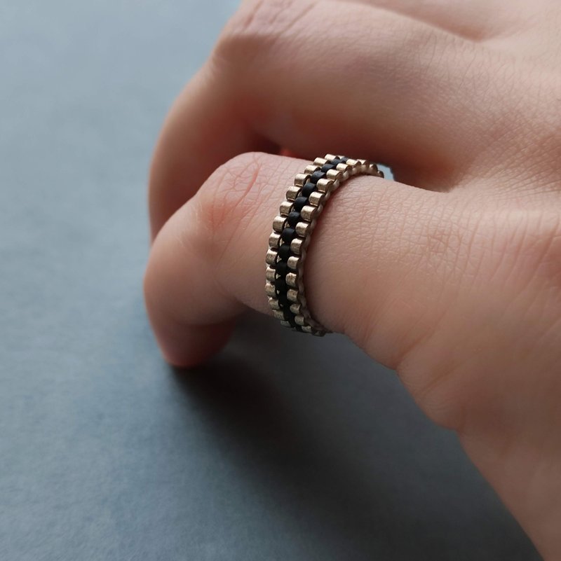 Handmade ring | Beaded ring | Elastic ring | Black ring | Minimalist ring - 戒指 - 玻璃 黑色