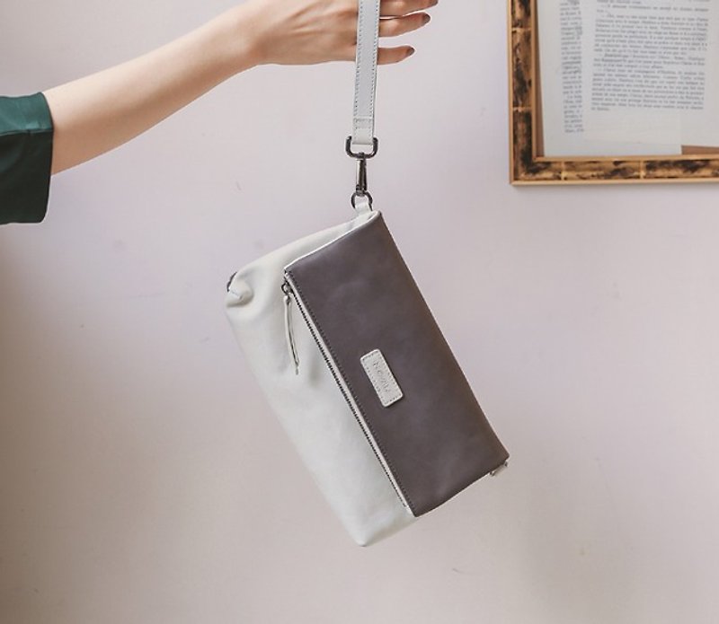 Simple magnetic buckle light hand-held shoulder leather dual-use bag dark gray white leather - กระเป๋าแมสเซนเจอร์ - หนังแท้ สีเทา
