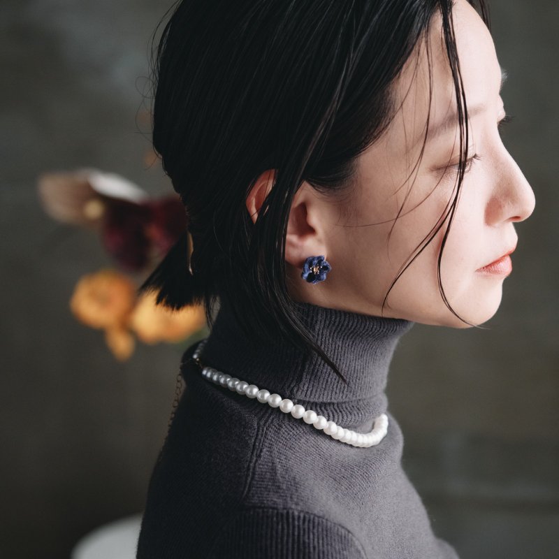 小さなコサージュの様な布花ピアス　艶ネイビー　シンプル　シック　かわいい　ステンレス　アレルギー対応　ピアス　イヤリング - 耳環/耳夾/耳骨夾 - 聚酯纖維 藍色