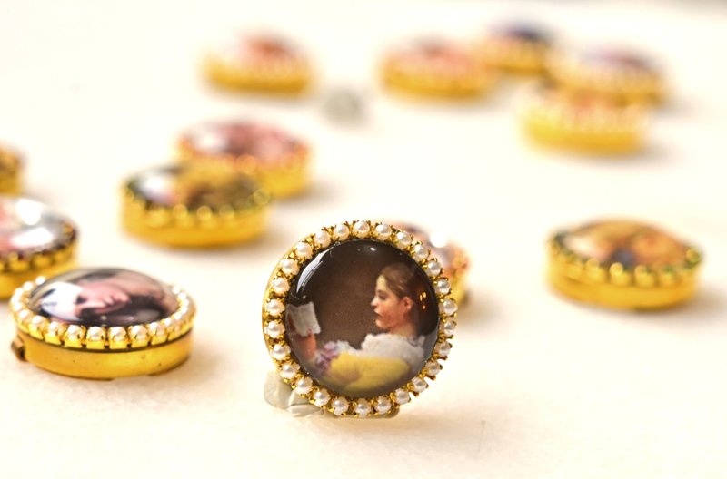 Button Cover Handmade Button Decoration~Elegant and Cute~Famous Painting Series: The Girl Reading - เข็มกลัด - ไข่มุก หลากหลายสี