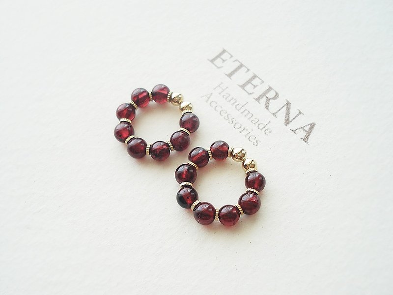 หิน ต่างหู สีแดง - Garnet and metal beads, tiny hoop earrings 夾式耳環