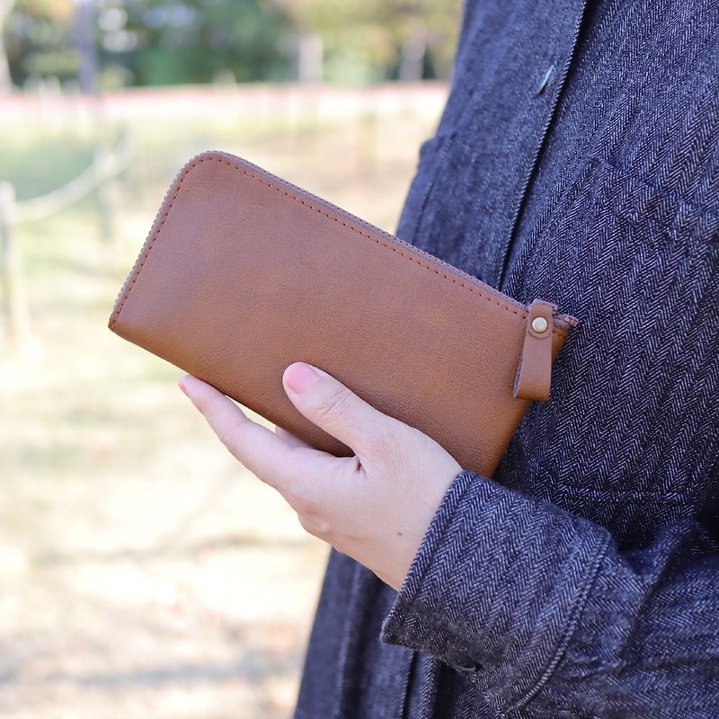 A small, slim long wallet that fits bills perfectly. Small, functional, and easy to use. Ultra-lightweight and made from high-quality vegan leather that is resistant to water and scratches. - กระเป๋าสตางค์ - วัสดุอื่นๆ สีนำ้ตาล