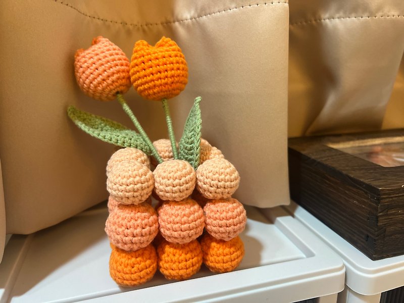 Purely hand-crocheted tulip ornaments made of wool - ของวางตกแต่ง - ผ้าฝ้าย/ผ้าลินิน หลากหลายสี