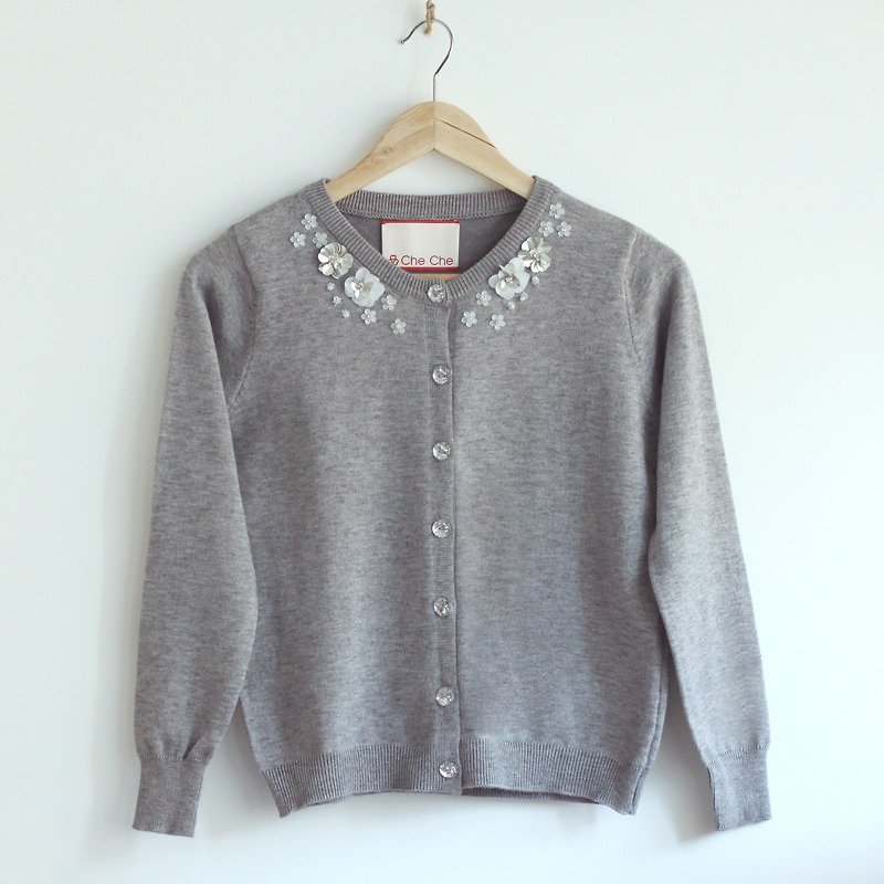 Sequined Flower Motif Knit Sweater - Women's Sweaters - Polyester Gray