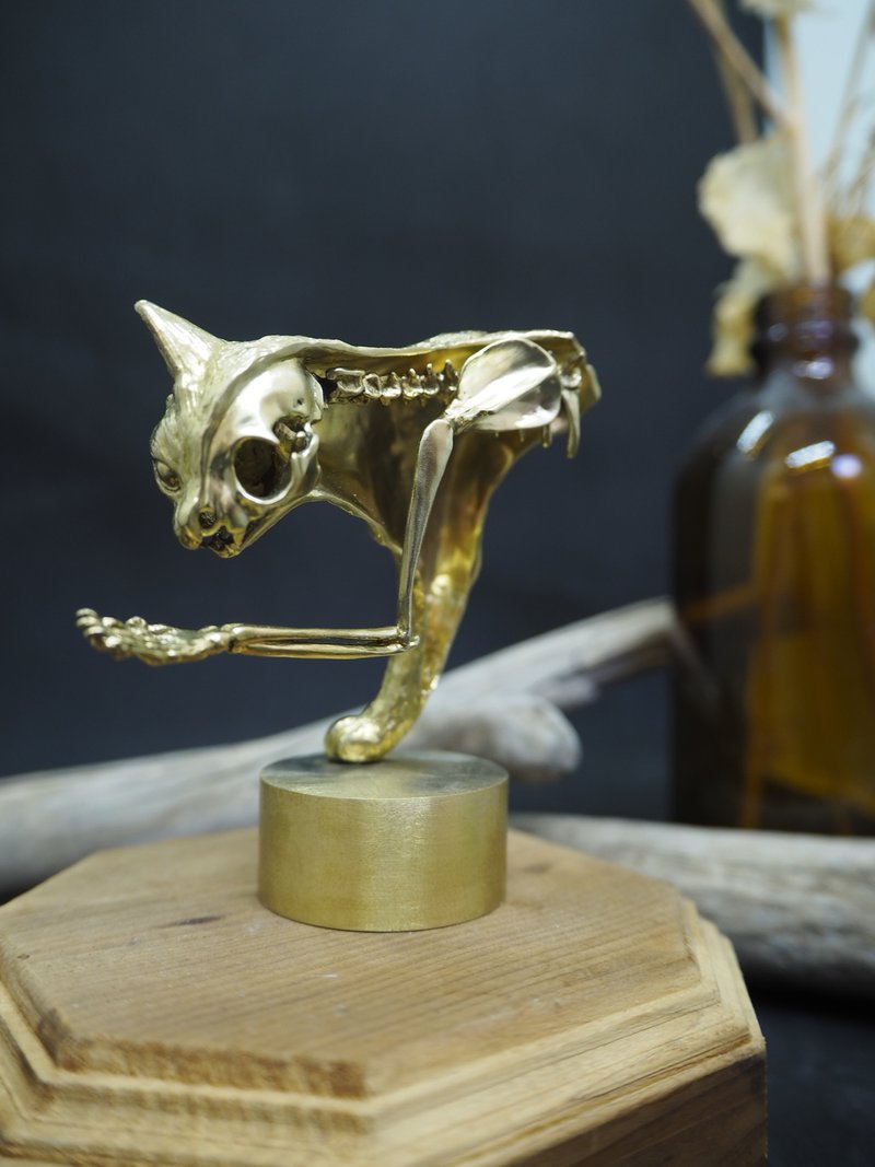 . In tacit agreement. NO.06 Cat Half Bone Ornament/ Bronze - ของวางตกแต่ง - ทองแดงทองเหลือง สีทอง