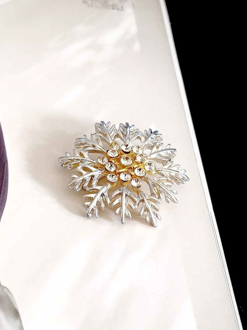 vintage jewelry elegant snowflake rhine brooch - เข็มกลัด - โลหะ 