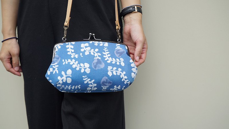 京旅生活斜背親子口金包「藍花」 - 側背包/斜孭袋 - 棉．麻 藍色