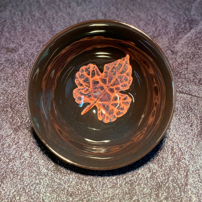 木叶天目品茗 round cup / mountain grape leaf / Taiwan new sharp ceramic artist Qiu Yuning / P23 - Teapots & Teacups - Porcelain Gray