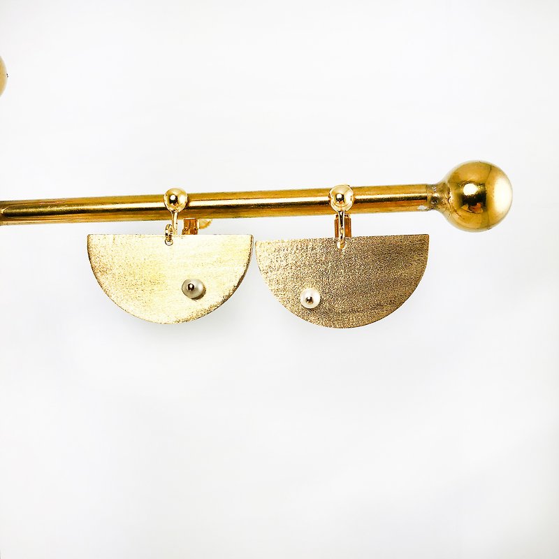 北欧スタイルの真珠の耳クリップ真珠のイヤリング真鍮のイヤリングファンのイヤリングクリップイヤリング新年のブローチ - ピアス・イヤリング - 真珠 ゴールド