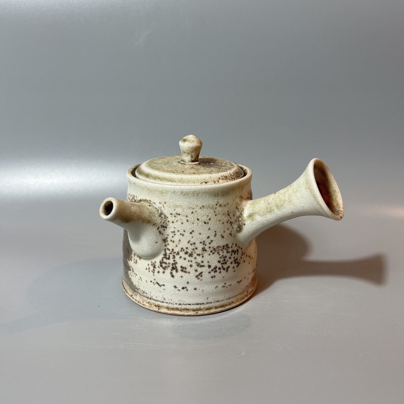 Firewood ash porcelain clay inner lid and side handle teapot/Handmade by Xiao Pingfan - Teapots & Teacups - Pottery 