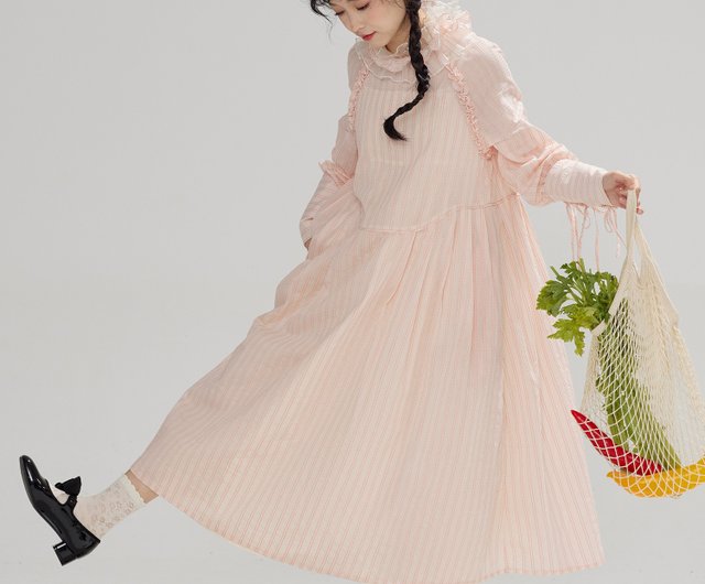 Mary Shelley classic dress with lamb leg sleeves with wooden Mary Shelley classic dress with lamb leg sleeves with wooden