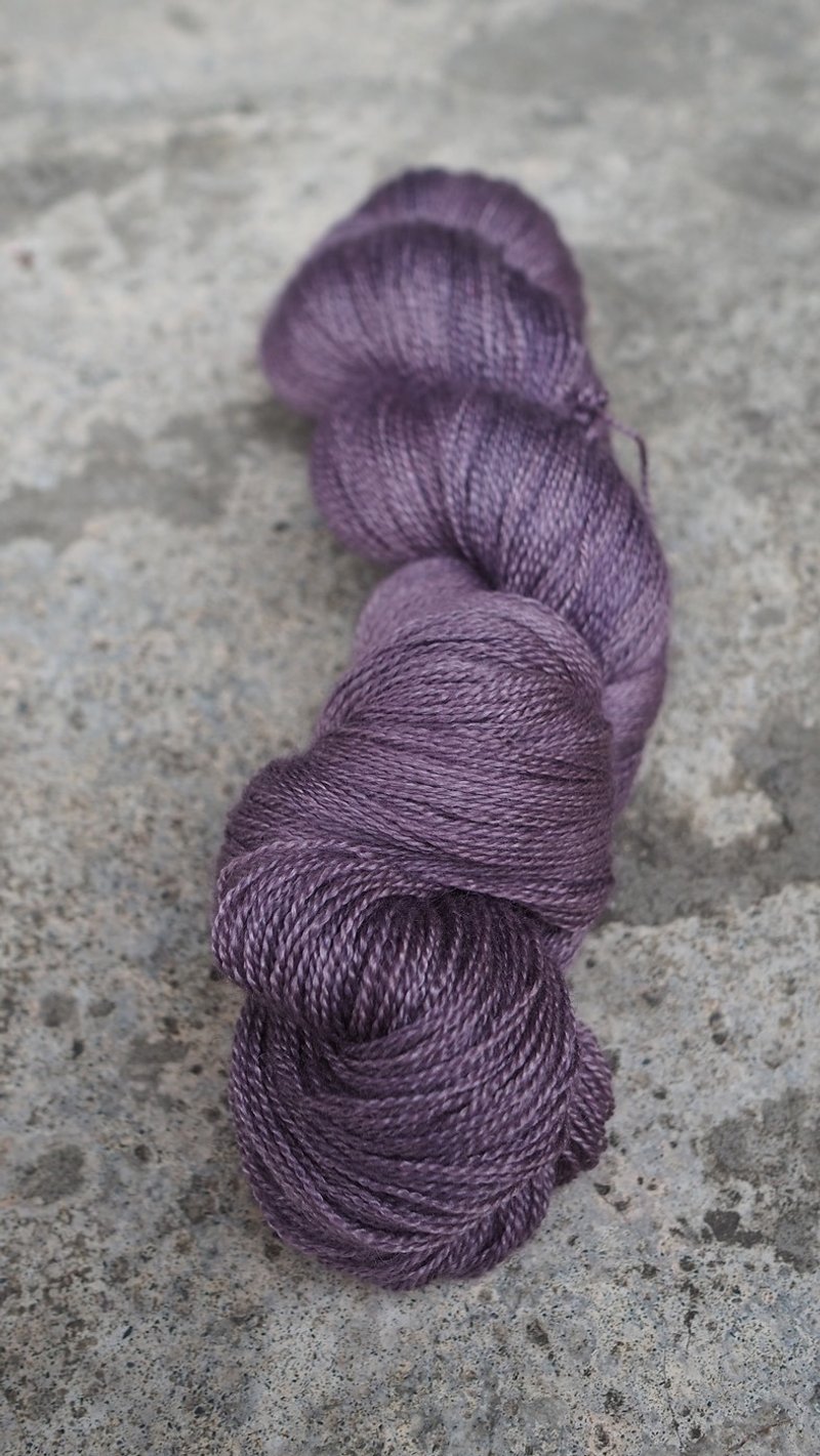 手染蕾絲線。醬紫 (55 BFL/45 Silk) - 編織/刺繡/羊毛氈/縫紉 - 絲．絹 