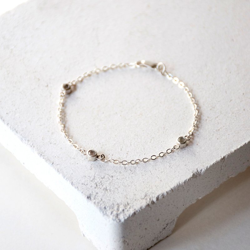 Handmade Simple Topaz with 925 silver Bracelet, Birth stone for November - สร้อยข้อมือ - เครื่องเพชรพลอย สีใส