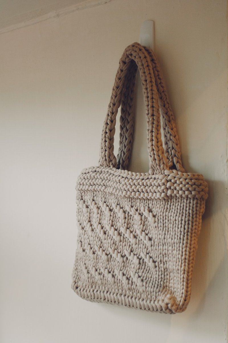 Crochet woven bag simple wind design cotton thread woven cross-body bag - กระเป๋าแมสเซนเจอร์ - ผ้าฝ้าย/ผ้าลินิน สีกากี