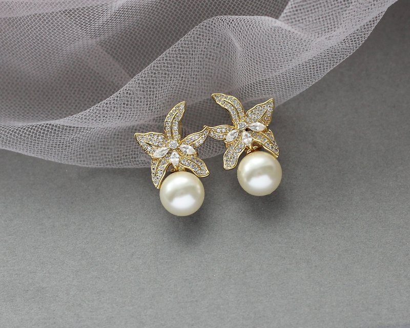 Pearl earrings wedding / Bridal earrings / Floral bridal earrings pearl