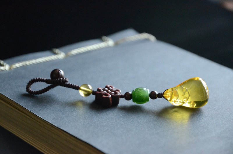 【福袋】Amber天然琥珀金珀 傳統雕刻福袋 招財納福 多用小吊飾 - 吊飾 - 寶石 金色