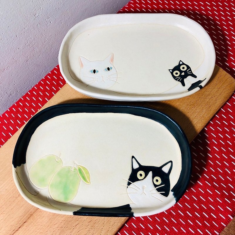 Cat's favorite / hand-made oval plate / early birth of Takako (wedding gift 2 pieces) - จานและถาด - ดินเผา หลากหลายสี