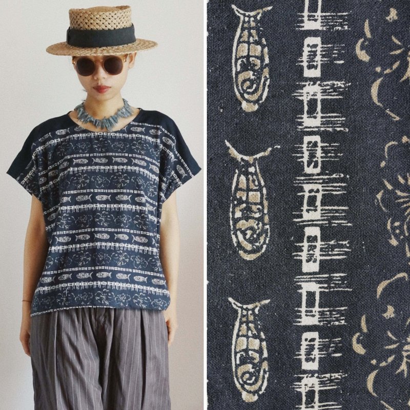 小魚幾何花朵柞蠶絲 夏季方形衣短袖T恤 藍亞麻拼色製作 - 女上衣/長袖上衣 - 棉．麻 藍色