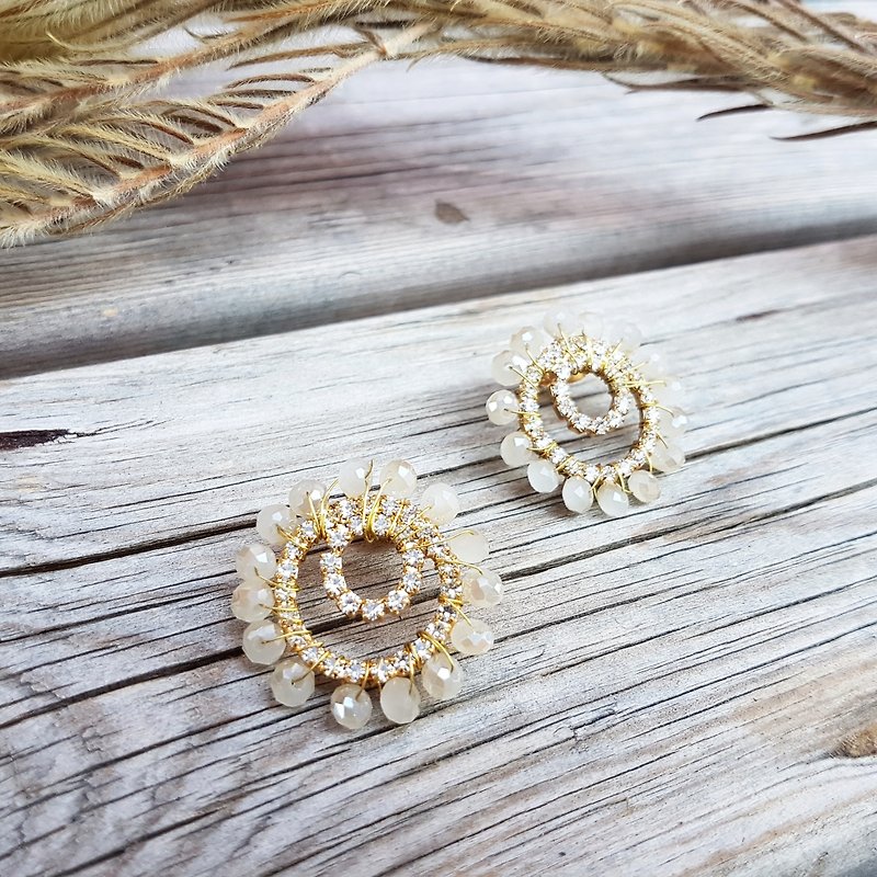 Exclusive limited earrings [round white size crystal earrings] - Earrings & Clip-ons - Other Metals White
