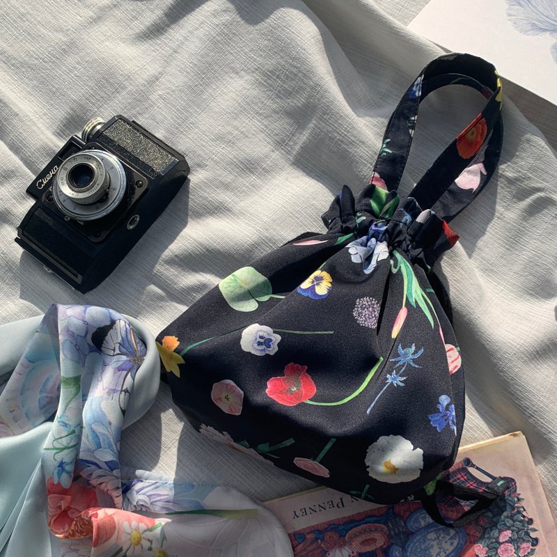 ttq floral drawstring bucket bag, drawstring handbag with flower lover pattern - 束口袋/束口背包/水桶包 - 絲．絹 黑色