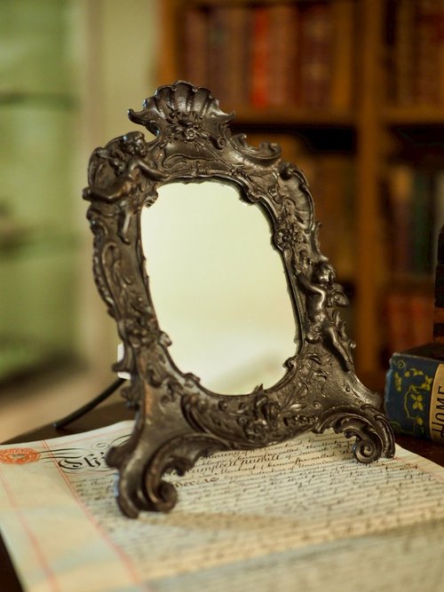 アンティークフォトフレーム　19世紀フランス製　丸型　女の子のイラスト付き アンティークフォトフレーム 19世紀フランス製 丸型 女の子のイラスト付き