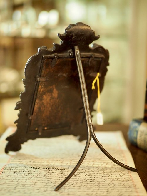 アンティークフォトフレーム　19世紀フランス製　丸型　女の子のイラスト付き アンティークフォトフレーム 19世紀フランス製 丸型 女の子のイラスト付き