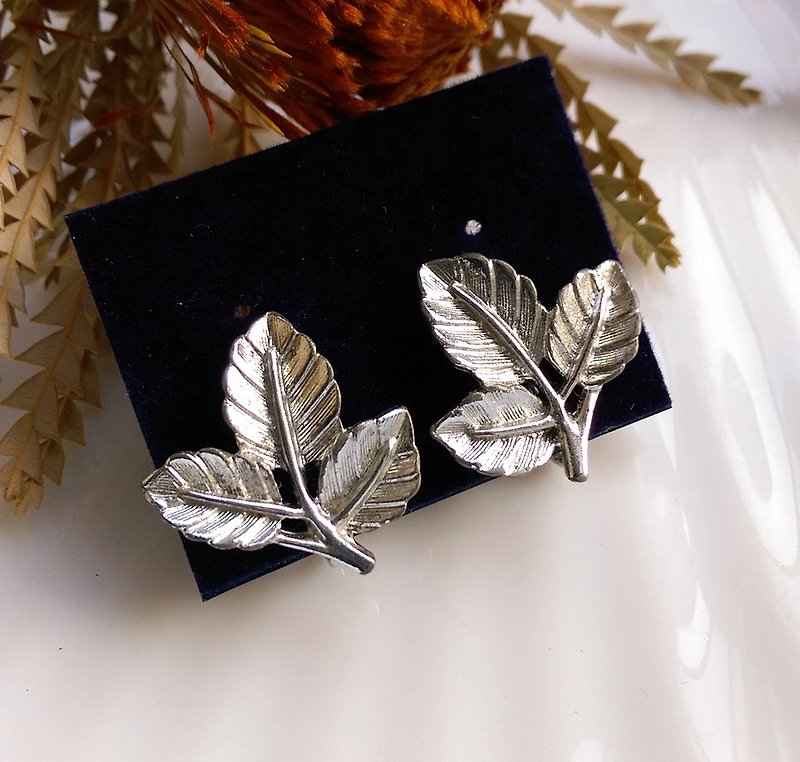 [Western antique jewelry / old age] 1970s SARAH COV three-leaf small clip-on earrings - Earrings & Clip-ons - Other Metals Silver