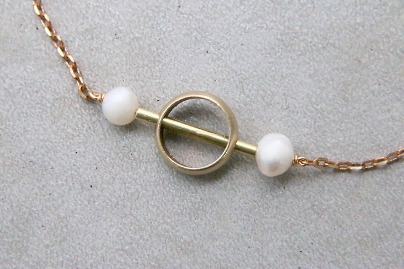 Pearl brass necklace 1082 play - สร้อยคอ - เครื่องเพชรพลอย สีทอง