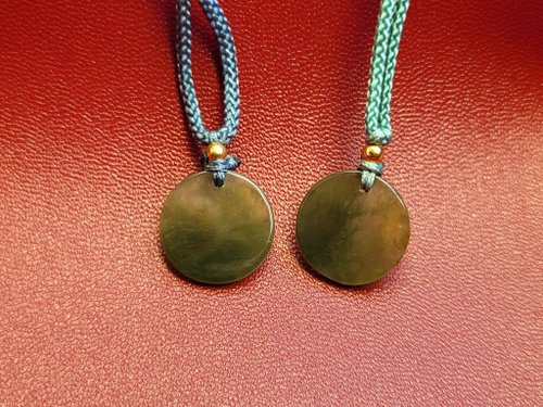 螺絲帽帽工作室 【親翠】天然翡翠 冰茶綠色手磨透透半山水圓型無事牌調整式繩鏈