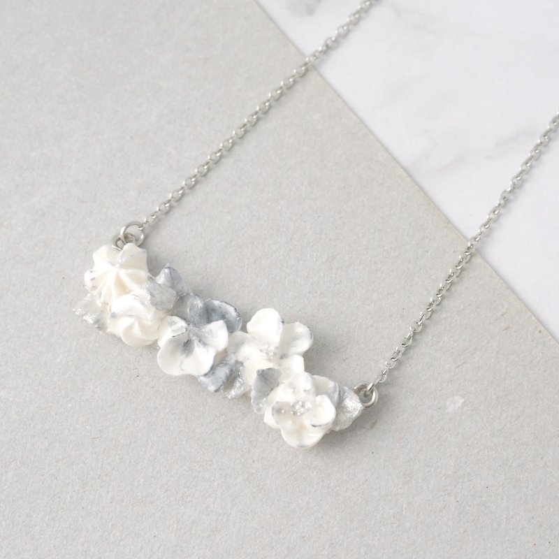 Marble pattern floral necklace Silver ver. =Flower Piping= - สร้อยคอ - ดินเหนียว สีเงิน