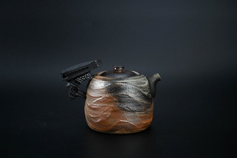 柴燒造型正把壺 純手工雕刻 【臻麟陶藝】 - 茶具/茶杯 - 陶 