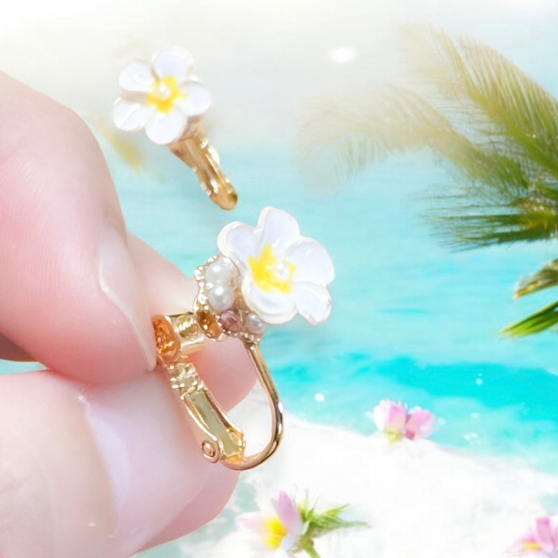 Plumeria dipped Clip-On earrings, cute for adults, early summer, dipped flower, new item - ต่างหู - โลหะ ขาว