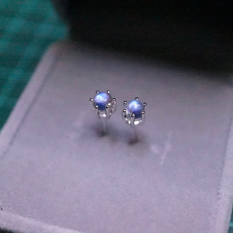 ITS-E119【Sterling Silver Earrings・Moonstone・Moonstone】Stud Earrings in Sterling Silver. - Earrings & Clip-ons - Gemstone Silver