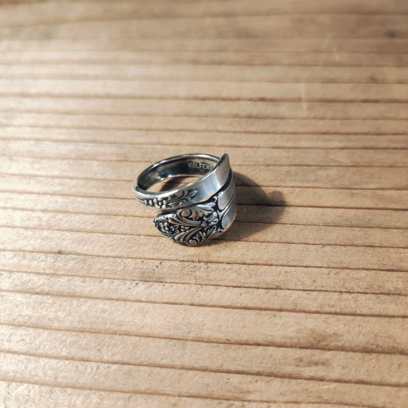 The coexistence of solidity and gothic is stylish. Remake ring from American antique Silver spoon_0854 Vintage - แหวนทั่วไป - เงินแท้ สีเงิน