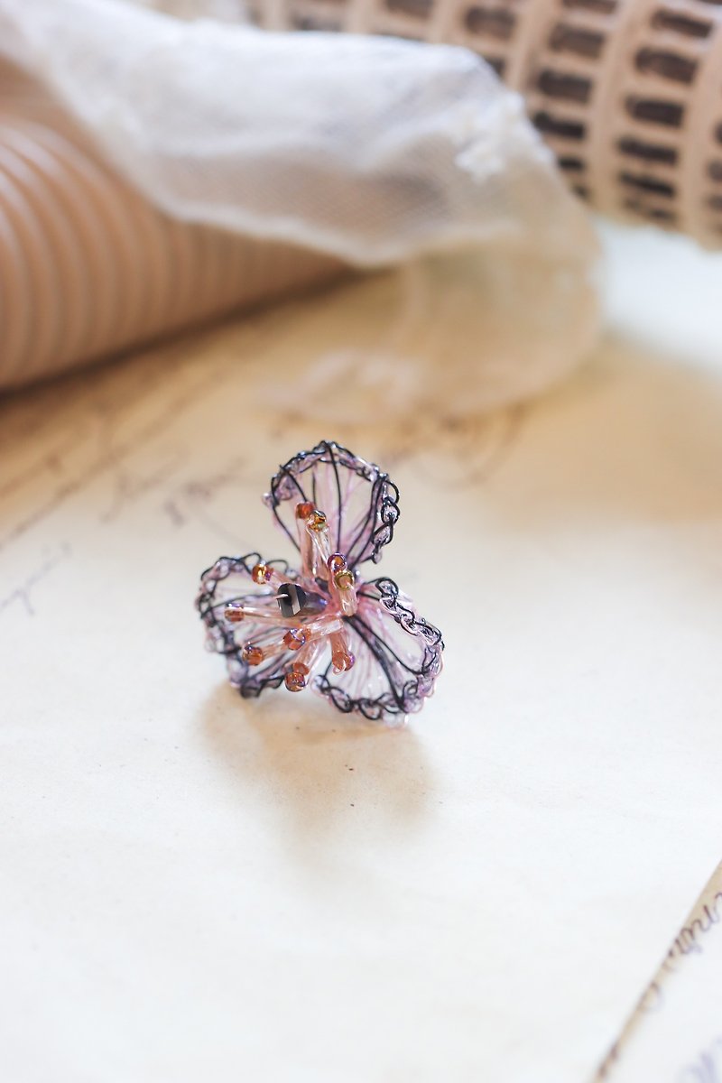 A pair of contrasting braided crystal flower resin on-ear earrings - ต่างหู - เรซิน หลากหลายสี