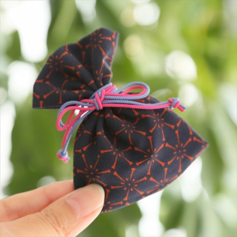 Healing Happiness Accessories Kimono Scent Bag Flower Pattern - Fragrances - Cotton & Hemp Black