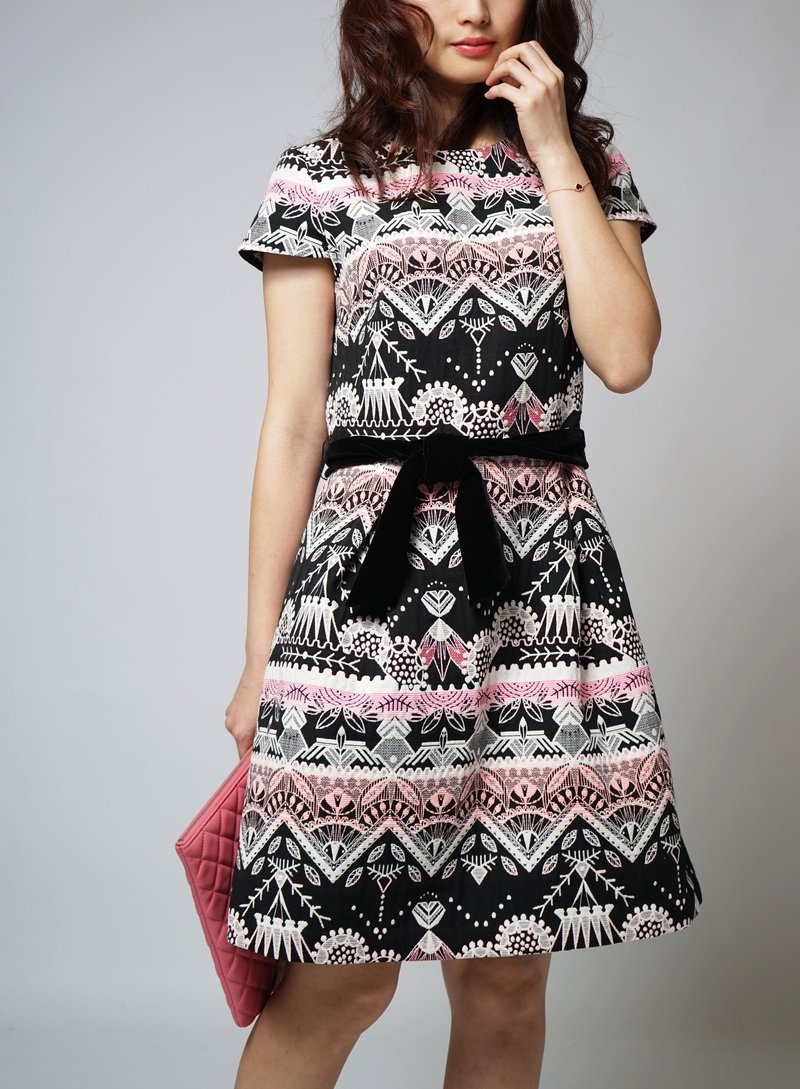 MIT 幾何立體 緹花 小蓋袖 洋裝 婚禮穿搭 - 連身裙 - 聚酯纖維 黑色