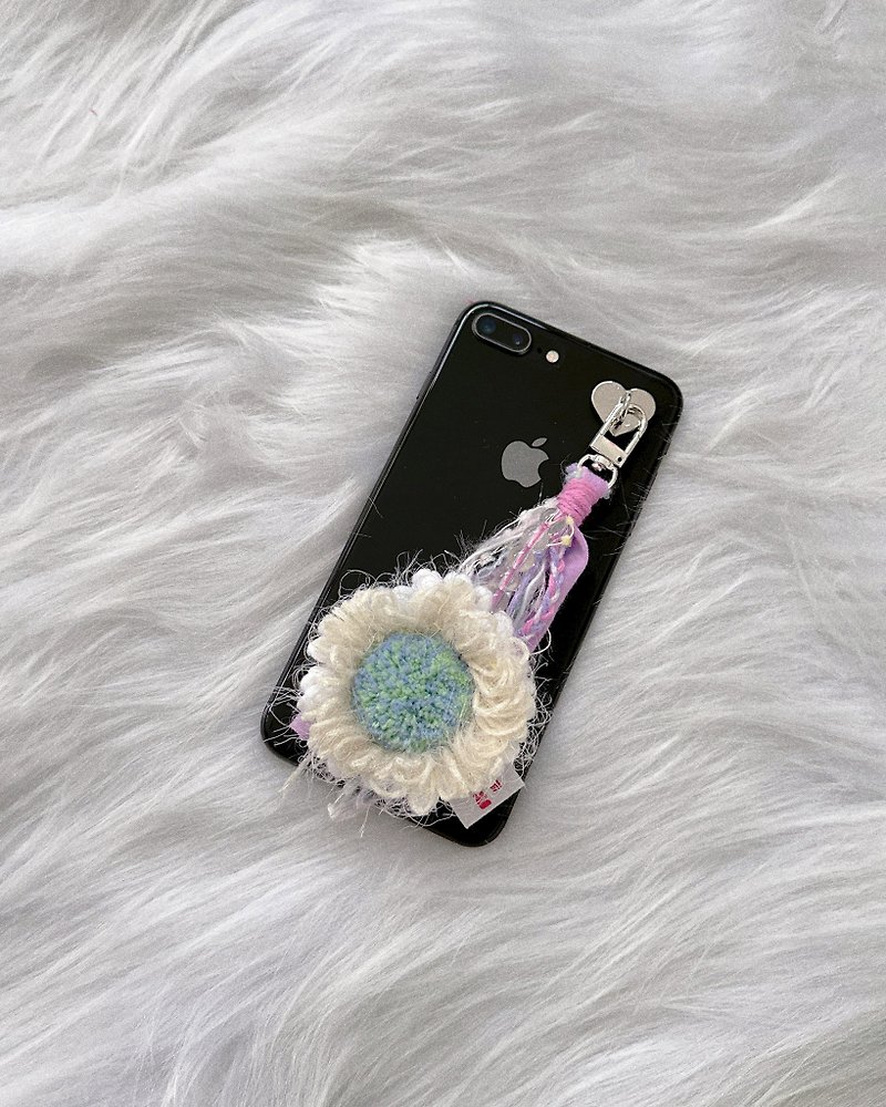 Fluffy flower tufted keychain keyring l phone accessories - 鑰匙圈/鎖匙扣 - 繡線 白色