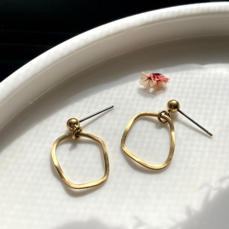 Laolin Groceries | Irregular Bronze Hoop Earrings (Needle Type/Clip Type) - ต่างหู - ทองแดงทองเหลือง สีทอง