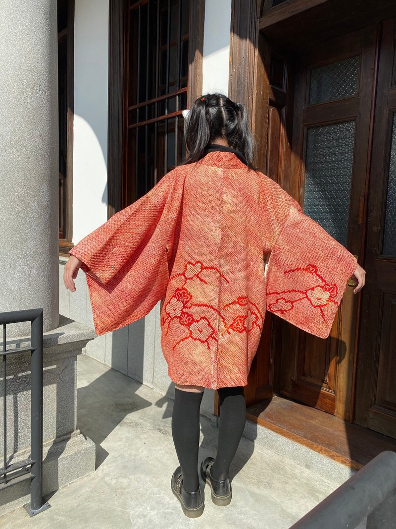 總絞染紅黃混色花朵全新古著羽織 - 女大衣/外套 - 絲．絹 多色